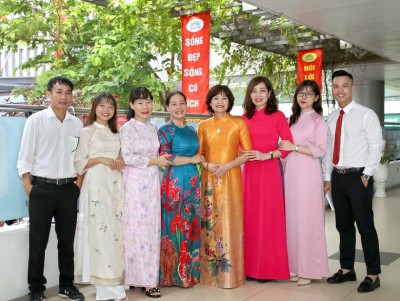 Trường THCS Mai Dịch là đơn vị giáo dục duy nhất trong tổng số 14 tập thể, cá nhân được TP Hà Nội khen thưởng văn hóa công sở và nơi công cộng.