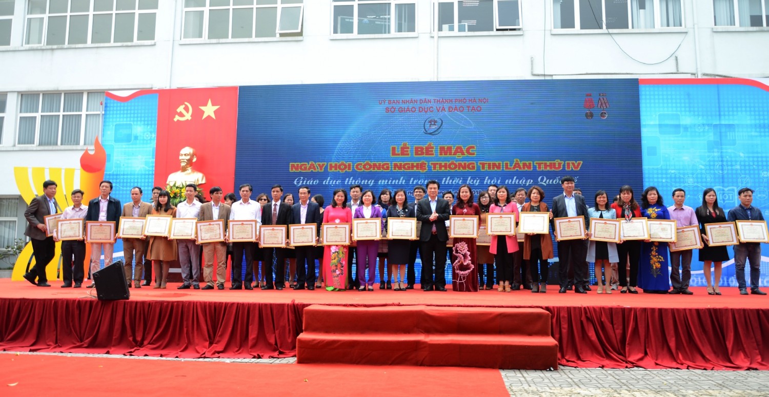 Thứ trưởng Nguyễn Hữu Độ trao giải