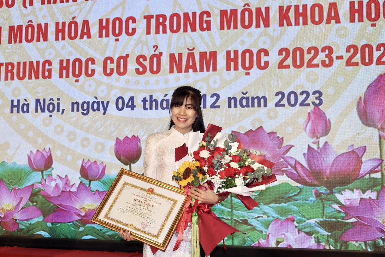 Cô giáo Cao Thị Ly trường THCS Mai Dịch đạt giải Nhì Hội thi giáo viên dạy giỏi môn Hoá học( phân môn Hoá học trong môn KHTN) cấp THCS Thành phố Hà Nội, năm học 2023-2024